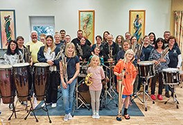 Musikgruppe mit Instrumenten in der Jugendherberg Bad Marienberg