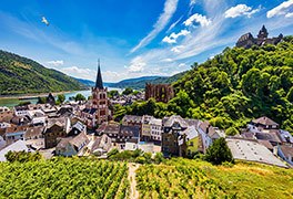 Stadt Bacharach mit der Jugendherberge Burg Stahleck im Hintergrund