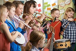 Kindergruppe musiziert in der Jugendherberge