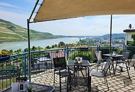 Außenbistro der Rhein-Nahe-Jugendherberge Bingen mit Rheinblick 