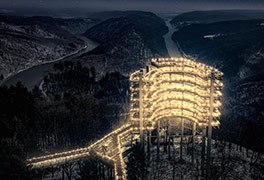 Beleuchteter Baumwipfelpfad an der Saarschleife in der Nähe der Jugendherberge Dreisbach-Mettlach.