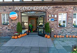 Jugendherberge Hermeskeil mit Kürbissen dekoriert