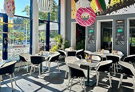 Bistro der Jugendherberge Trier mit Sommerdekoration und aufgehängten Schwimmreifen