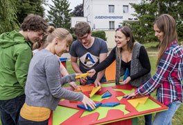 Jugendliche lösen Knobelspiele im Außengeländer der Jugendherberge Bad Kreuznach