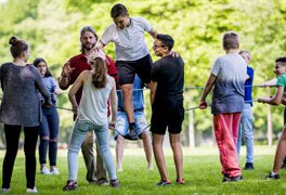 Schüler meistern Teamwork-Übungen auf dem Gelände der Jugendherbergen