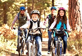 Familie auf Fahrrädern im Herbst 