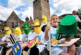 Kinder als Ritter verkleidet in der Juegdnerhberge Thallichtenberg