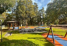 Außengelände der Jugendherberge Mainz mit Spielplatz und Grillhütte