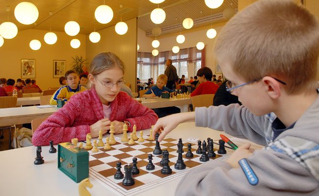 Kinder spielen Schach in der Jugendherberge Bad Neuenahr-Ahrweiler