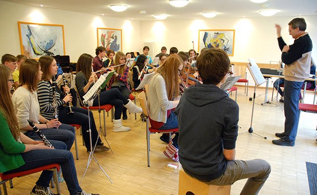 Musikgruppe probt mit Instrumenten im Tagungsraum der Jugendherberge Cochem