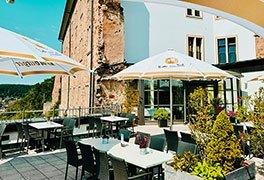 Außenbistro der Burg-Jugendherberge Altleiningen