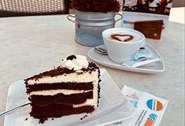 Kaffee und Kuchen im Außenbistro der Burg-Jugendherberge Altleiningen