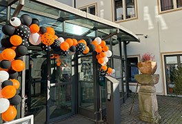 Der Eingange der Jugendherberge Altleiningen geschmückt mit Ballons in Orange, Schwarz und Weiß