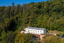 Außenansicht auf die Jugendherberge Bad Bergzabern mit Wald umgeben