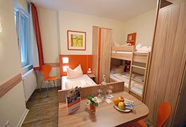 3-Bett-Zimmer der Jugendherberge Bad Bergzabern 