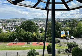 Außengelände der Jugendherberge Mayen mit Blick auf dem Spielplatz und die Stadt