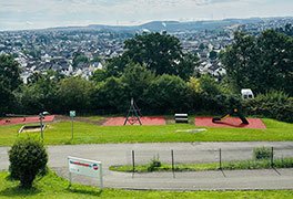 Außengelände der Jugendherberge Mayen mit Blick auf dem Spielplatz und die Stadt